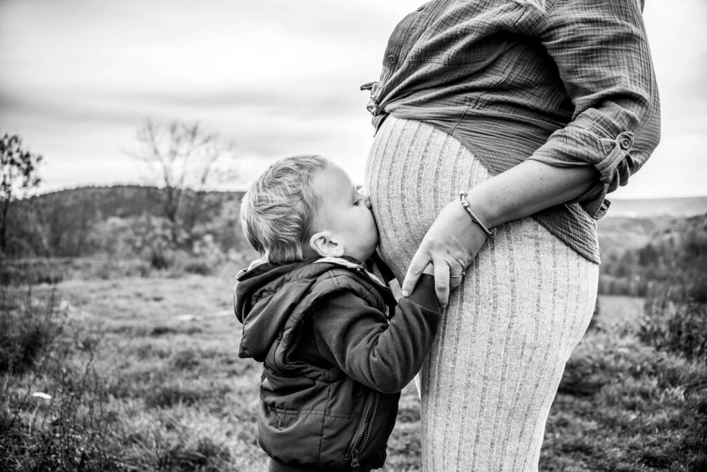 kid kiss pregnant woman